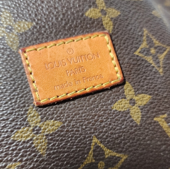 Louis Vuitton Saumur 30. Dryness & slight water marks on vachetta. - Picture 12 of 14